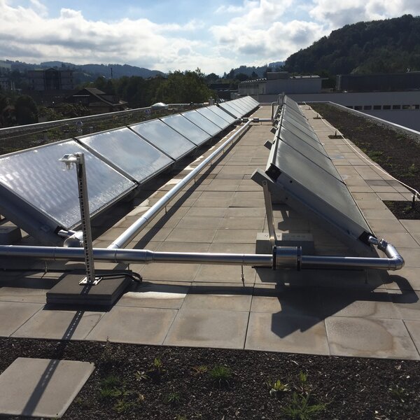 Solar-Kollektormontage mit Aufständerung auf einem Flachdach