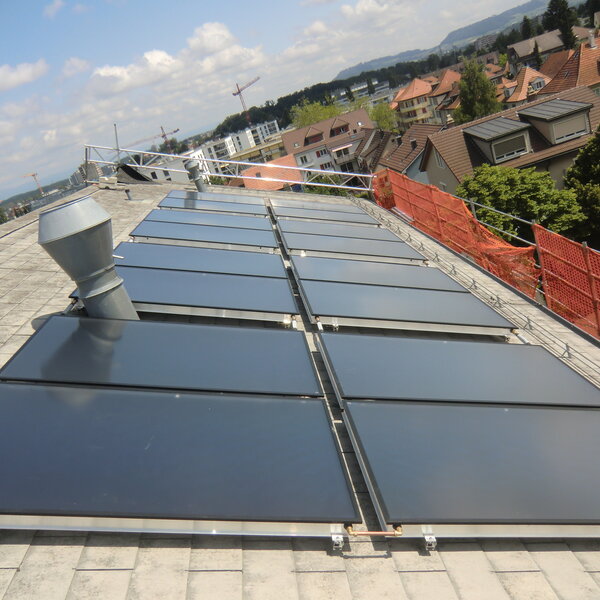Solar-Kollektoren auf einem Schrägdach - Aufdachmontage